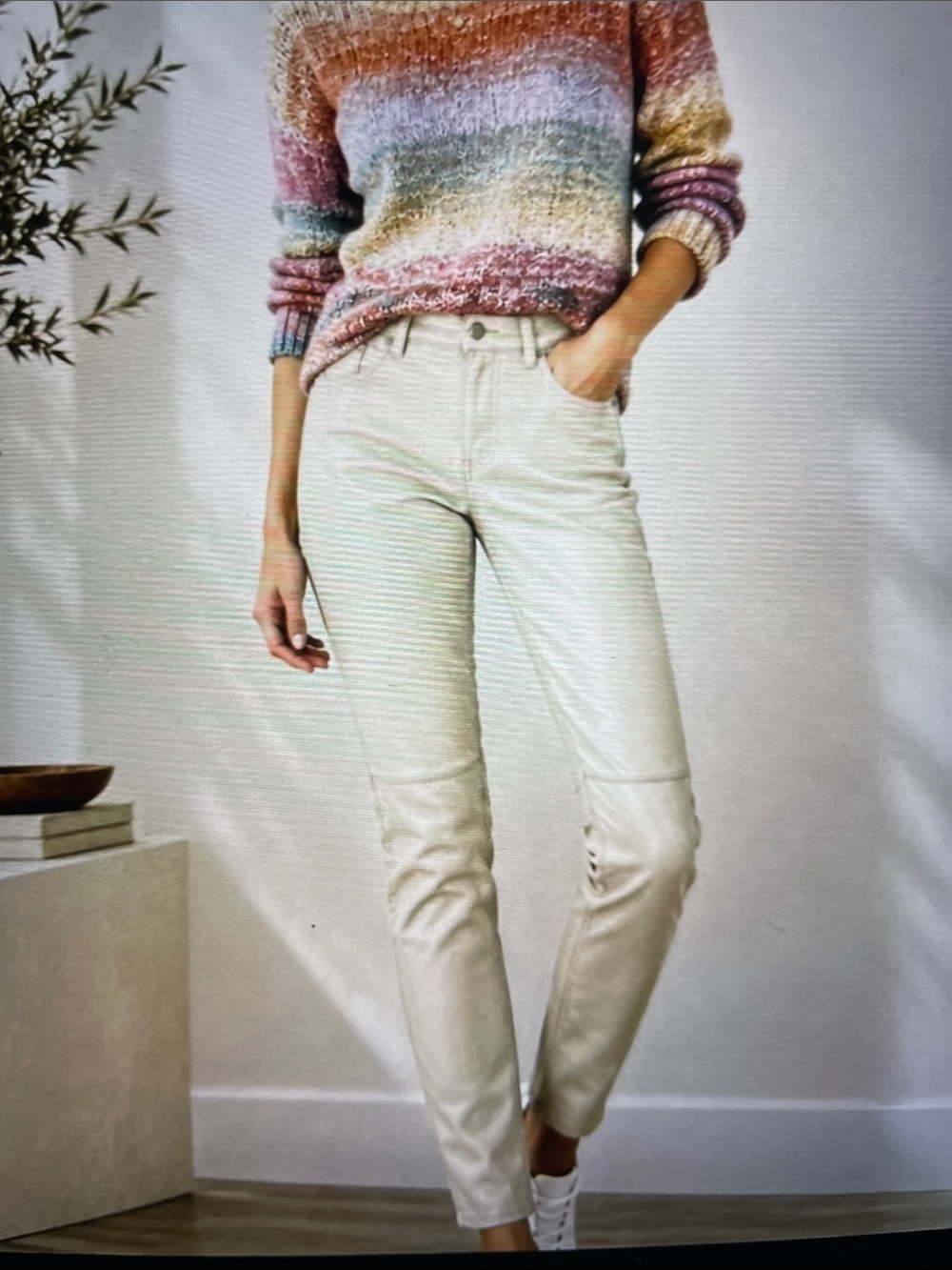 8    NWOT.  FALSE LEATHER. Cream  Ankle-Length Mid-Rise Jeans